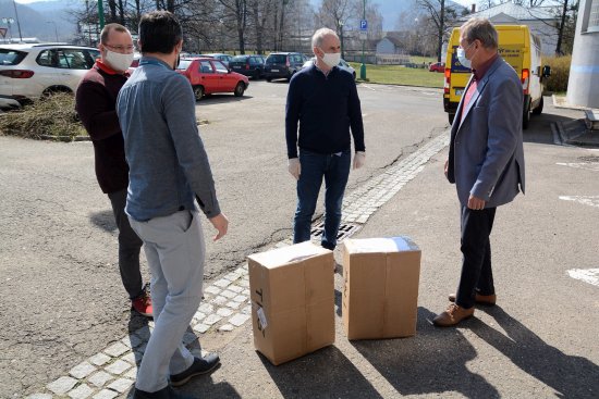 Zástupci společnosti Remoska předali v pondělí městu Kopřivnice dar v podobě tisíce ochranných nanoroušek.
FOTO: DAVID MACHÁČEK