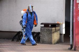 Minulé úterý byla zahájena dezinfekce vytipovaných veřejných prostranství. Opatření bylo především směrováno do frekventovaných míst v centru Kopřivnice.
FOTO: D. MACHÁČEK