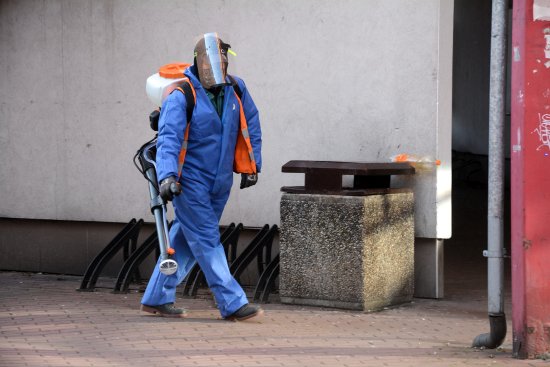 Minulé úterý byla zahájena dezinfekce vytipovaných veřejných prostranství. Opatření bylo především směrováno do frekventovaných míst v centru Kopřivnice.
FOTO: D. MACHÁČEK