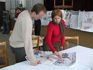 Studentka architektury Katka Hanačíková prezentovala na workshopu v Katolickém domě svůj návrh architektonického řešení centra Kopřivnice.
FOTO: DANA HOĎÁKOVÁ