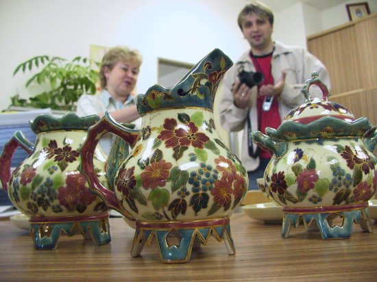 Kousky luxusní majoliky z kopřivnické produkce, které našel David Kryške pod podlahou včelína, jsou k vidění v Lašském muzeu.
FOTO: DAVID MACHÁČEK