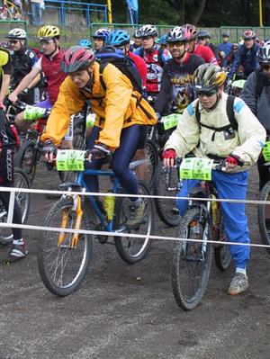 Rekordních 561 bikerů se vydalo na trať Kopřivnického Drtiče v roce 2005. Ti nejrychlejší urazili trasu dlouhou 115 km za necelých sedm hodin.
FOTO: DAVID MACHÁČEK