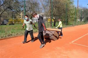 Na přípravě kurtů na novou sezonu se každoročně podílí také děti hrající závodně i nezávodně tenis v kopřivnickém tenisovém klubu.
FOTO: KRISTINA ČABLOVÁ