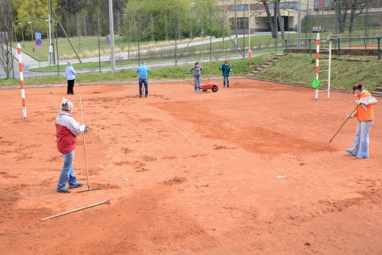 Pracovníci Správy sportovišť Kopřivnice v minulém týdnu připravovali na novou sezonu mimo jiné kurty v areálu volejbalu.
FOTO: DAVID MACHÁČEK