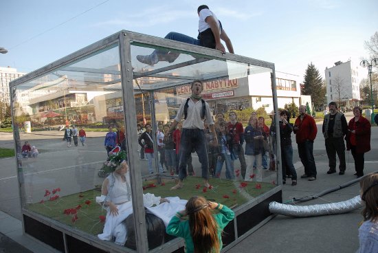 V roce 2010 si diváci užili dvojnásobnou porci Kopřivy. Ta, kterou pořádal kulturní dům, nabídla divadelní představení na velmi netradičních místech.
FOTO: DAVID MACHÁČEK