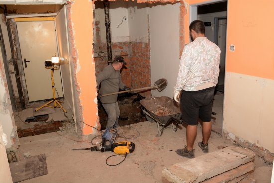 Rekonstrukce vnitřních prostor místního domu dětí a mládeže začala skoro o měsíc dříve. Po prázdninách DDM nabídne například zlepšené zázemí pro technicky orientované kroužky.
FOTO: DAVID MACHÁČEK