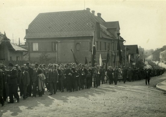 Osvobození Kopřivnice oslavili její občané 9. května 1945 mohutným průvodem, který zamířil na náměstí.
FOTO: ARCHIV MUZEA FOJTSTVÍ