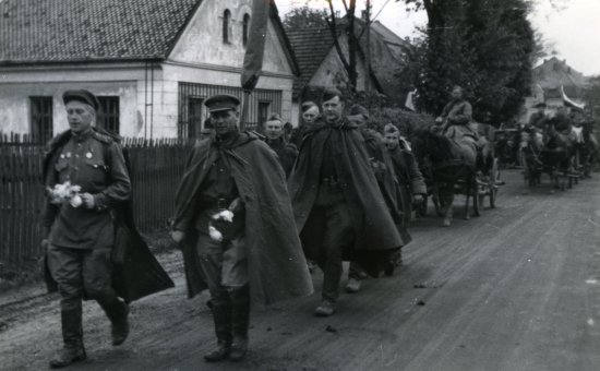 Vojáci Rudé armády vítáni místními obyvateli prošli Kopřivnicí v neděli 6. května 1945 od Lubiny směrem ke Štramberku.
FOTO: ARCHIV MUZEA FOJTSTVÍ