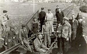 Při ústupu němečtí vojáci likvidovali dopravní infrastrukturu, ničili například most na trati mezi Příborem a Kopřivnicí, který následně opravovali zaměstnanci Tatry.
FOTO: ARCHIV MUZEA FOJTSTVÍ