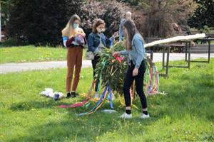 Poslední dubnový den byla v centru Kopřivnice nazdobena a vztyčena tradiční májka. Ani věšení fáborků se ale letos neobešlo bez roušek.
FOTO: DAVID MACHÁČEK