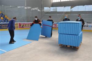 Plochu zimního stadionu nyní pokrývá víc jak 15 tisíc polypropylenových dlaždic. 
FOTO: KRISTINA ČABLOVÁ