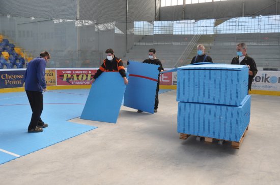 Plochu zimního stadionu nyní pokrývá víc jak 15 tisíc polypropylenových dlaždic. 
FOTO: KRISTINA ČABLOVÁ