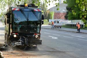 V pondělí začalo jarní čištění ulic města. Řidiči, kteří se chtějí vyhnout problémům s odtahem svých vozů, by měli věnovat větší pozornost přenosnému dopravnímu značení.
FOTO: DAVID MACHÁČEK