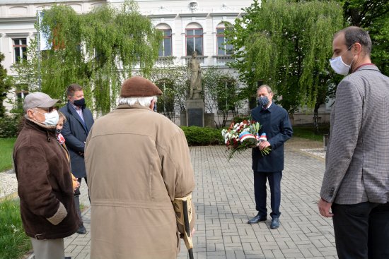 Ve středu 6. května se uskutečnila netradiční pietní vzpomínka, při níž vedení města položilo kytici k pomníku padlých.
FOTO: DANA HOĎÁKOVÁ