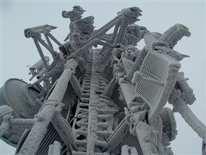 Námraza na technologiích na vrcholu věže na Bílé hoře.
FOTO: KTK