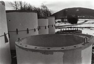 Betonové skruže připravené pro stavbu tubusu rozhledny čekaly na podzim roku 1999 na vyvezení na vrchol v místech dnešního Bubla ranche.
FOTO: DAVID MACHÁČEK