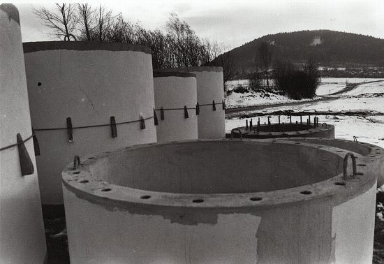 Betonové skruže připravené pro stavbu tubusu rozhledny čekaly na podzim roku 1999 na vyvezení na vrchol v místech dnešního Bubla ranche.
FOTO: DAVID MACHÁČEK