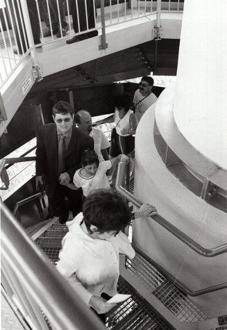 První návštěvníci na vyhlídkovou plošinu v šestadvacetimetrové výšce vystoupali v pátek 28. dubna 2000.
FOTO: DAVID MACHÁČEK