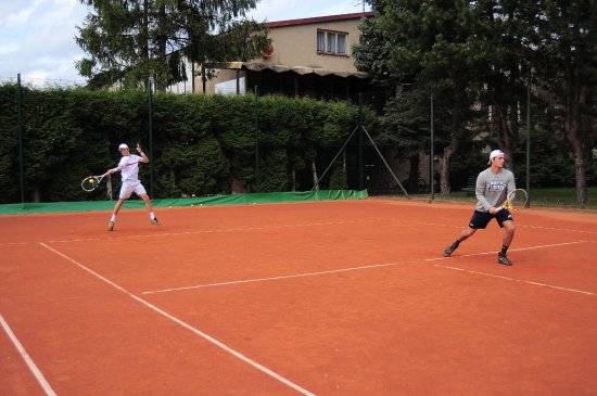 Bratři Hynek (v pozadí) a Dominik Bartoňovi mohou o víkendu trénovat na kopřivnických kurtech společně.
FOTO: KRISTINA ČABLOVÁ