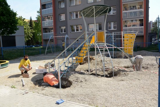 Vloni zrušené dětské hřiště na sídlišti Sever se dočkalo instalace nových herních prvků. Děti si nové prolézačky a houpačky vyzkoušejí už v tomto týdnu.
FOTO: DAVID MACHÁČEK
