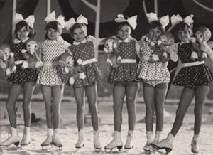 Skupinka krasobruslařek při lední revue Kouzelná lampa, která se na kopřivnickém zimním stadionu konala v roce 1971.
FOTO: ARCHIV FSC KOPŘIVNICE