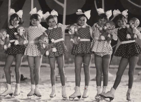 Skupinka krasobruslařek při lední revue Kouzelná lampa, která se na kopřivnickém zimním stadionu konala v roce 1971.
FOTO: ARCHIV FSC KOPŘIVNICE