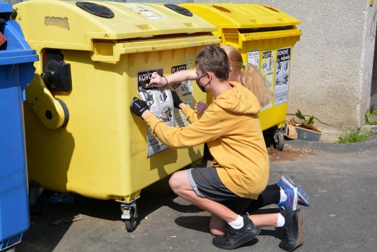 Členové dětského zastupitelstva umisťovali na žluté kontejnery nálepky, které občany informují o společném sběru plastů a kovového odpadu.
FOTO: DANA HOĎÁKOVÁ