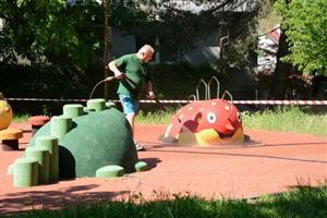 Pracovníci specializované firmy v minulém týdnu nejen vyčistili, ale i dezinfikovali některá dětská hřiště ve městě i v místních částech.
FOTO: DAVID MACHÁČEK