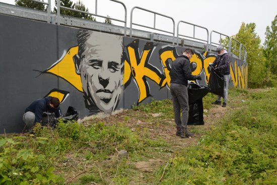 Na betonové zdi za zdejším Kauflandem vznikla legální plocha pro street art. Jako první ji ozdobila podobizna olympionika Emila Zátopka.
FOTO: DAVID MACHÁČEK