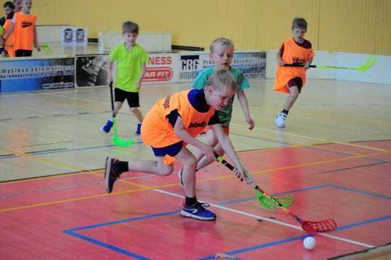 Družstvo přípravky, které měl kopřivnický florbalový klub letos poprvé, si po nucené pauze opět užívalo tréninku.
FOTO: KRISTINA ČABLOVÁ