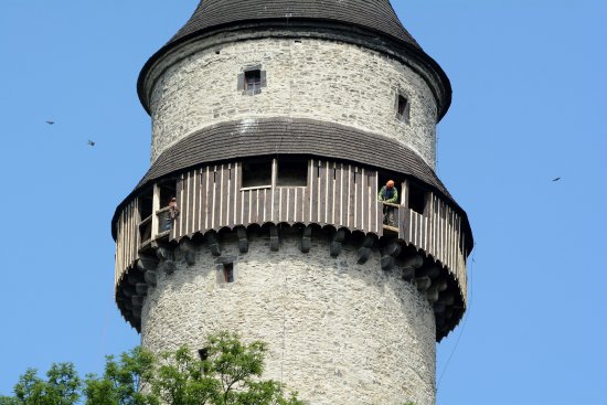 Dělníci už pracují na opravách vyhlídkového ochozu Trúby. První etapa prací by měla skončit v polovině června a pokračovat se bude po prázdninách.
FOTO: DAVID MACHÁČEK