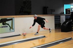 Po téměř tříměsíční přestávce se v kopřivnickém Bowling Centru mohla opět odehrát utkání Kopřivnické bowlingové ligy a Ligy dvojic.
FOTO: KRISTINA ČABLOVÁ