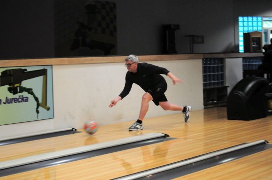 Po téměř tříměsíční přestávce se v kopřivnickém Bowling Centru mohla opět odehrát utkání Kopřivnické bowlingové ligy a Ligy dvojic.
FOTO: KRISTINA ČABLOVÁ