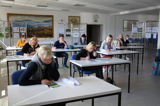 Výběr realizátora nového dětského hřiště na sídlišti Korej proběhl za účasti budoucích uživatelů. Práci hodnoticí komise poznamenala koronavirová opatření.
FOTO: DANA HOĎÁKOVÁ