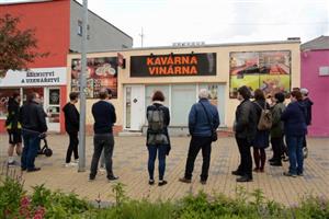 Procházka zaměřená na vizuální smog neminula ani obchodní zónu na ulici Štefánikově.
FOTO: DAVID MACHÁČEK