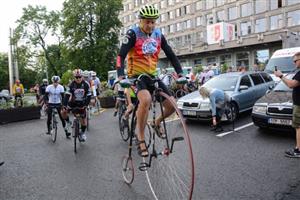 Druhá etapa letošní charitativní cyklotour Na kole dětem startovala minulý pátek před budovou radnice. Kopřivnice byla cílovým městem prvního dne 11. ročníku akce vytvořené cyklistou Josefem Zimovčákem. 
FOTO: DAVID MACHÁČEK