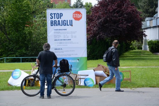 Černá skládka uprostřed města má Kopřivničany upozornit, jak řešit odkládání objemného odpadu. 
FOTO: DAVID MACHÁČEK