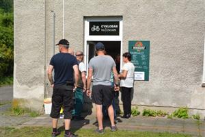 Spolek Vlčovjan otevřel ve svém objektu cyklobar, který bude v provozu od pátku do neděle a jehož výtěžek bude použit na opravy budovy a spolkovou činnost. 
FOTO: D. HOĎÁKOVÁ