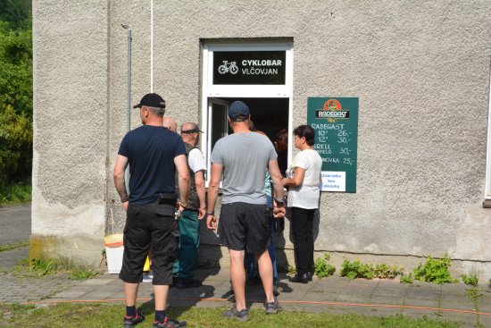 Spolek Vlčovjan otevřel ve svém objektu cyklobar, který bude v provozu od pátku do neděle a jehož výtěžek bude použit na opravy budovy a spolkovou činnost. 
FOTO: D. HOĎÁKOVÁ