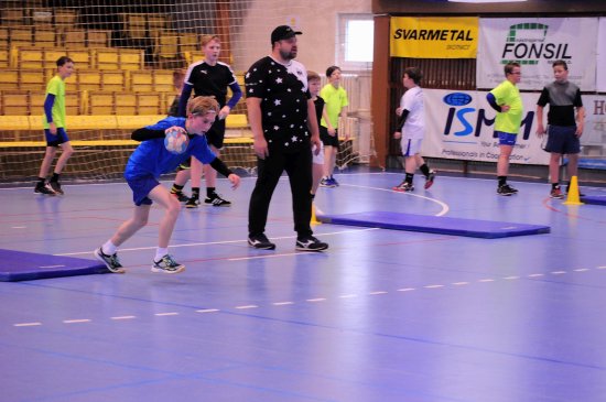 Poslední trénink mladších žáků před prázdninami. Své svěřence v soutěži družstev povzbuzuje a motivuje jeden z trenérů Jiří Gřes.
FOTO: KRISTINA ČABLOVÁ