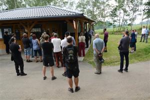 Lidé, kteří přišli v polovině minulého týdne na informační mítink na hráz větřkovické nádrže, se jako první dozvěděli o rozhodnutí Tatry začít čerpat vodu z Lubiny.
FOTO: D. MACHÁČEK