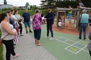 Účastníci další tematické vycházky organizované kopřivnickým oddělením architektury se tentokrát vydali po hřištích ve městě.
FOTO: DAVID MACHÁČEK