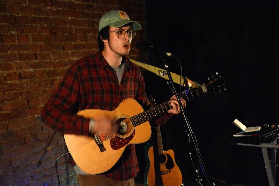 Koncertní sezonu Živé Mandaly v prostorách Galerie Galaxie zahájil v pátek večer alternativní písničkář Hello Incognito.
FOTO: DAVID MACHÁČEK