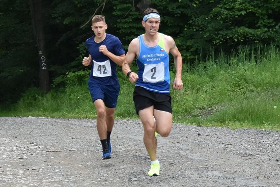 Vítězství Jakuba Ambrose z AK EZ Kopřivnice tentokrát nebylo jednoznačné, ještě v Janíkově sedle měl v zádech Tomáše Bátrlu z Kunína.
FOTO: JIŘÍ HARAŠTA