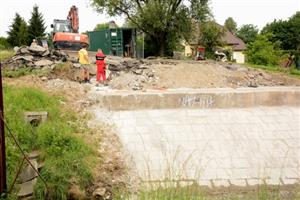 Původní most na ulici Severní v minulých týdnech prováděcí firma zdemolovala. Výstavba nového přemostění Kopřivničky by
měla být dokončena do poloviny listopadu. FOTO: DAVID MACHÁČEK