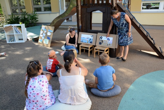 Jedno setkání z projektu Letní koutky čtení proběhlo minulé úterý na zahradě MŠ Jeřabinka.
I během prázdnin se chystají další podobné akce. FOTO: DAVID MACHÁČEK