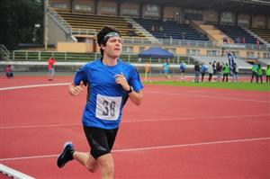 Ondřej Dobiáš z AK E. Zátopka Kopřivnice se stal vítězem Zátopkovy pětky, která byla prvním
závodem nového atletického oválu. FOTO: KRISTINA ČABLOVÁ