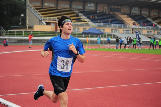 Ondřej Dobiáš z AK E. Zátopka Kopřivnice se stal vítězem Zátopkovy pětky, která byla prvním
závodem nového atletického oválu. FOTO: KRISTINA ČABLOVÁ