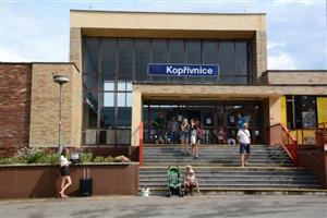 Budova kopřivnického vlakového nádraží by se slibované rekonstrukce mohla dočkat už v roce 2022. Zástupci Správy železnic na radnici prezentovali první plány tohoto záměru.
FOTO: DAVID MACHÁČEK