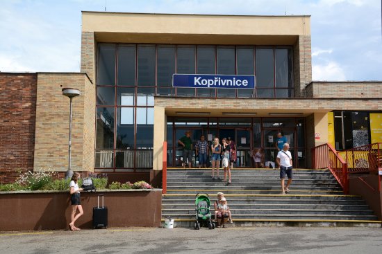 Budova kopřivnického vlakového nádraží by se slibované rekonstrukce mohla dočkat už v roce 2022. Zástupci Správy železnic na radnici prezentovali první plány tohoto záměru.
FOTO: DAVID MACHÁČEK